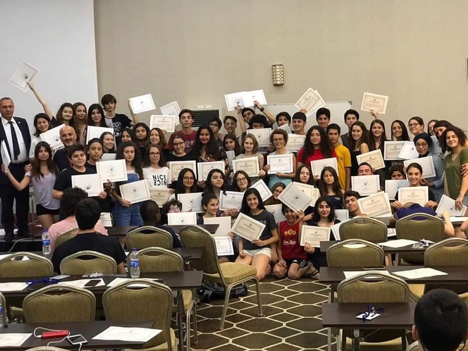 Kamp öğrencileri ve eğitmenleri Kızılcahamam'da ormanlık bir arazide bir arada