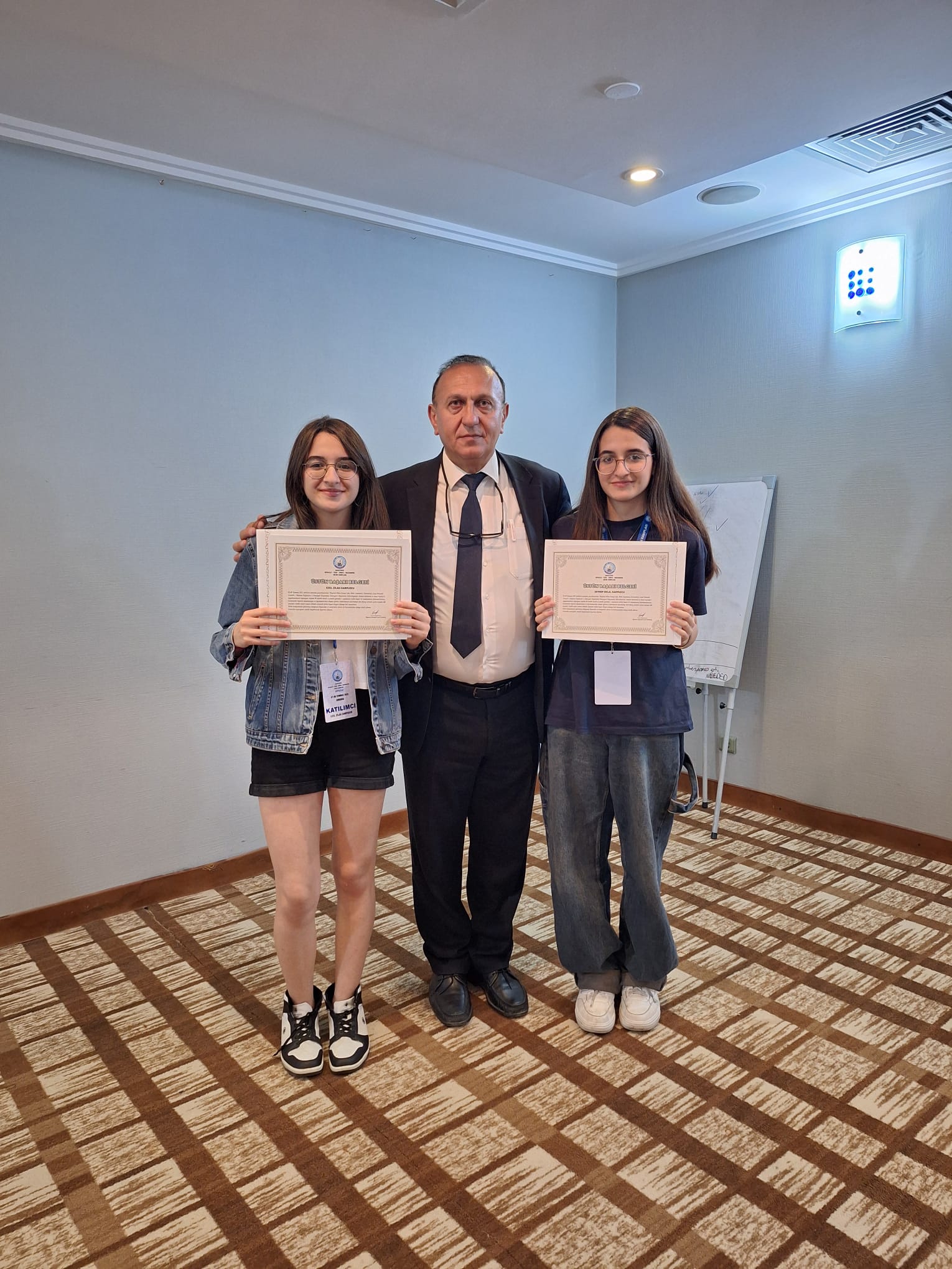 Öğretim Görevlisi Yusuf Durmuş öğrencilerle