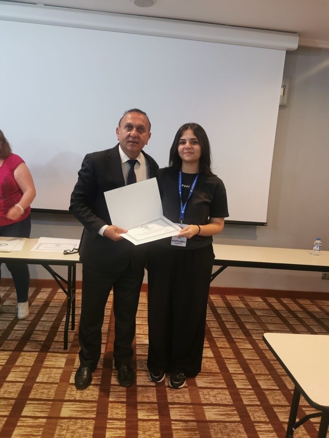 Öğretim Görevlisi Yusuf Durmuş bir öğrenciye sertifikasını takdim ediyor